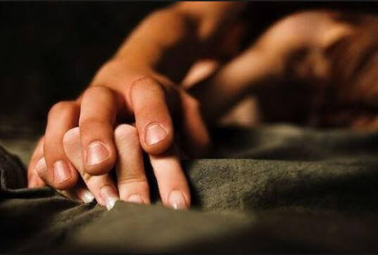 ma%cc%83os-entrelac%cc%a7adas